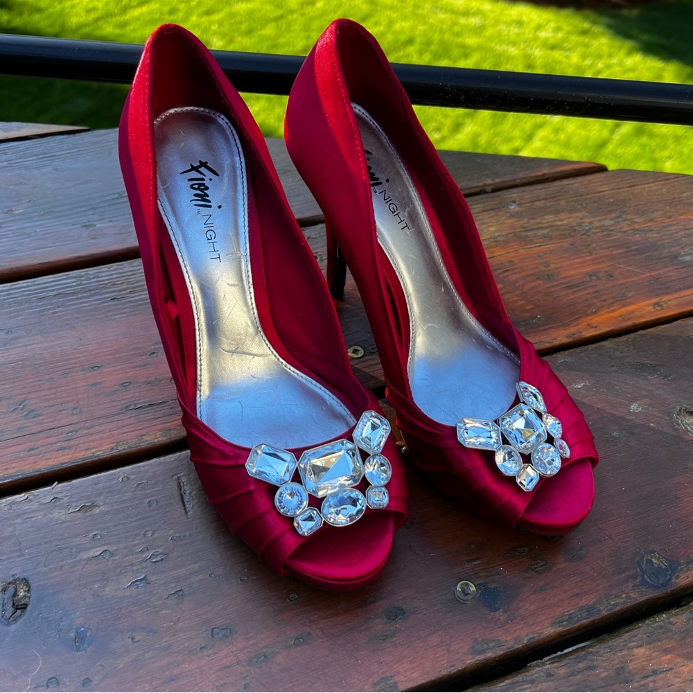 FIONI NIGHT RED SATIN CRYSTAL EMBELLISHED  HEELS SIZE 6.5